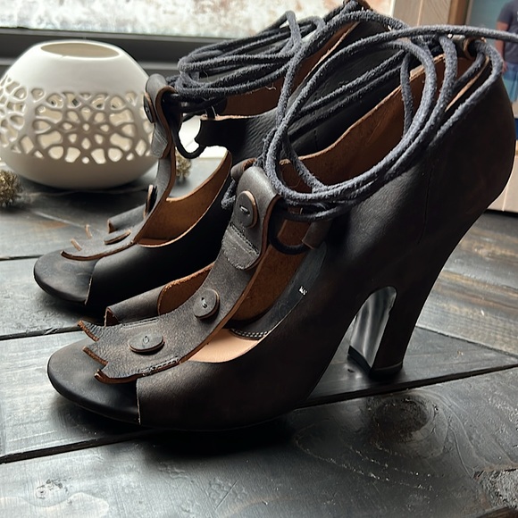 Vivienne Westwood New Regent Strappy Pumps - Picture 3 of 13